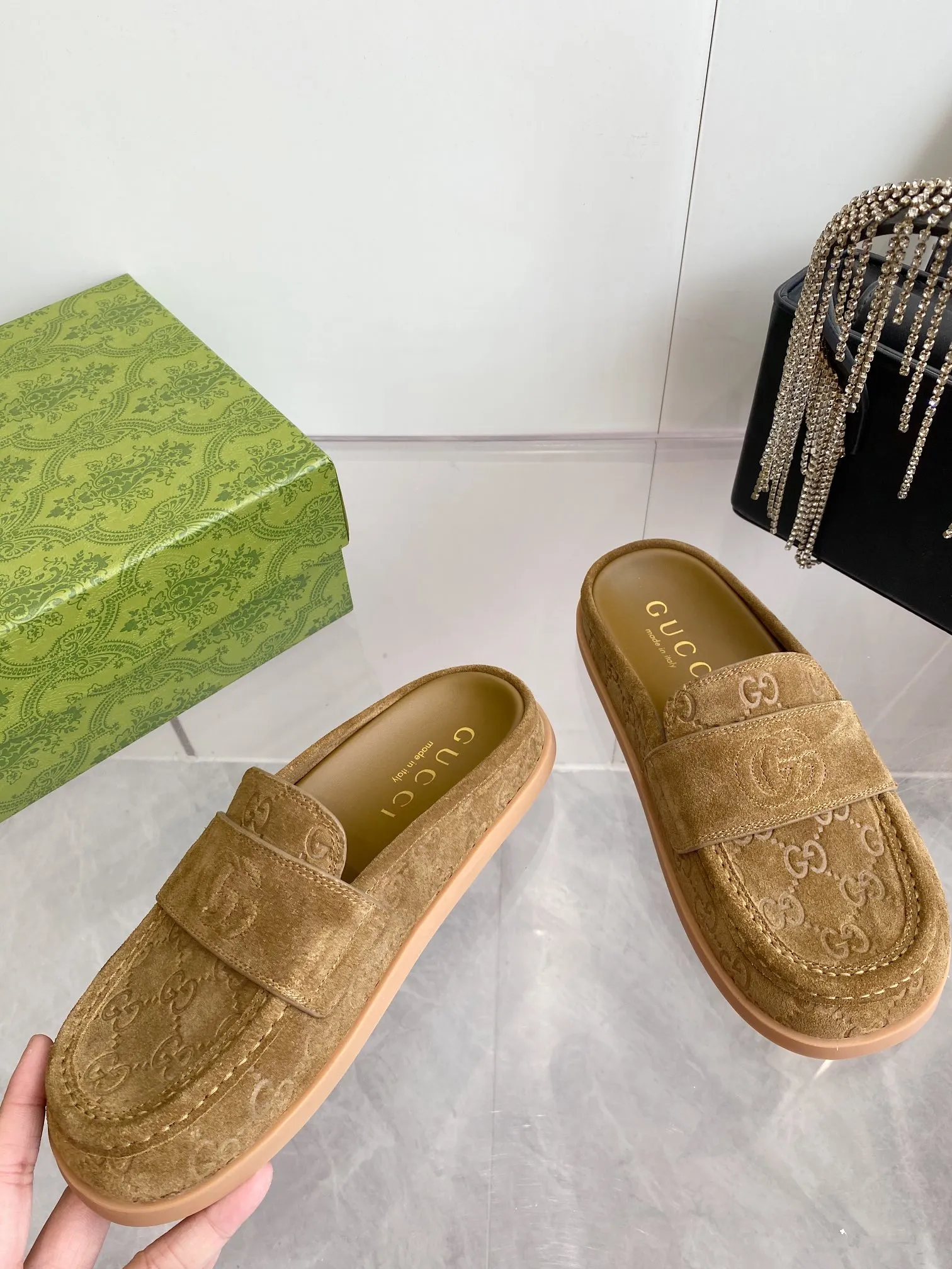👟👟Ex-factory price 500👟👟 Gucci 2️⃣5️⃣ss new spring and summer retro large-toe bag-toe flip flops, Birkenstock flip-flops. When I first see this shoe, I feel it is inconspicuous. It is very simple without too many decorations, but it has a bit of retro flavor, cute and cute. It looks good with any combination! For those who have high requirements for foot feel, close your eyes and enter. Temperament retro round-toe furry shoes Upper: Cow suede, soft and waxy, with delicate texture ~ round-toe shoe shape, stiff and three-dimensional, not picky about foot shape or person Size: #35-40 (40 orders are not returnable)